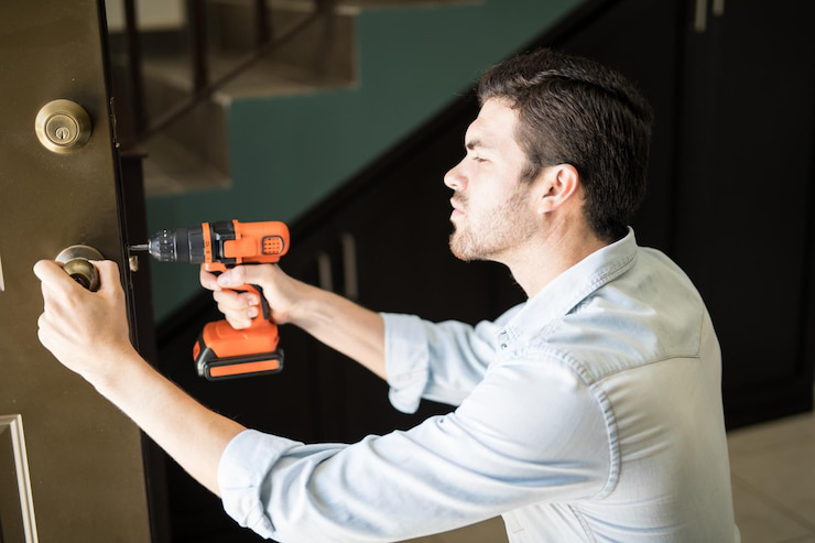 A locksmith professionally repairing a door lock during an emergency service in Las Vegas.