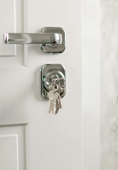 This image shows a key inserted in the lock of the door.